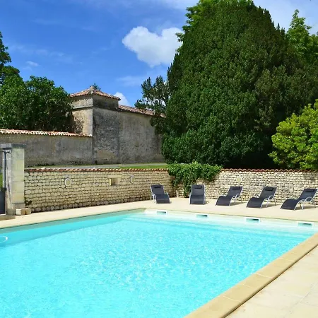 Spacieux Avec Jardin, Piscine, Cheminée, Et équipements Bébé Au Cœur Des Vignes Du Cognac - Fr-1-653-59 *