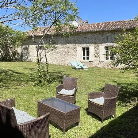 Spacieux Avec Jardin, Piscine, Cheminee, Et Equipements Bebe Au Coeur Des Vignes Du Cognac - Fr-1-653-59 *