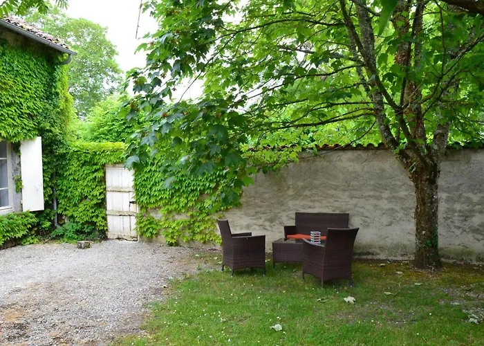 Spacieux Avec Jardin, Piscine, Cheminee, Et Equipements Bebe Au Coeur Des Vignes Du Cognac - Fr-1-653-59 Feriehus