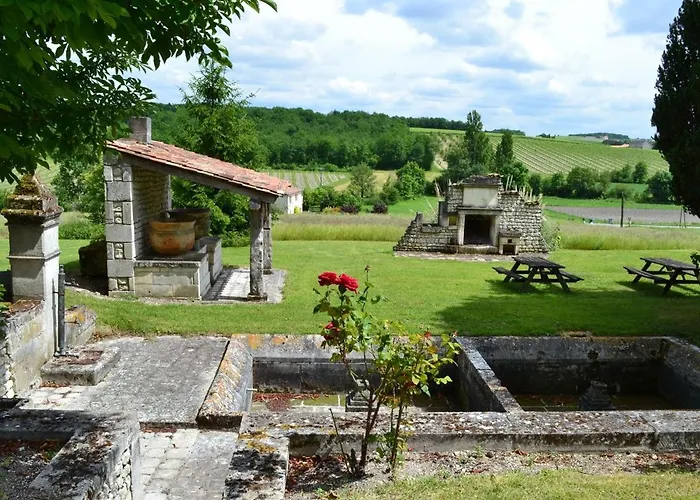 Spacieux Avec Jardin, Piscine, Cheminee, Et Equipements Bebe Au Coeur Des Vignes Du Cognac - Fr-1-653-59 Feriehus