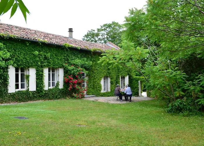 Spacieux Avec Jardin, Piscine, Cheminee, Et Equipements Bebe Au Coeur Des Vignes Du Cognac - Fr-1-653-59 *